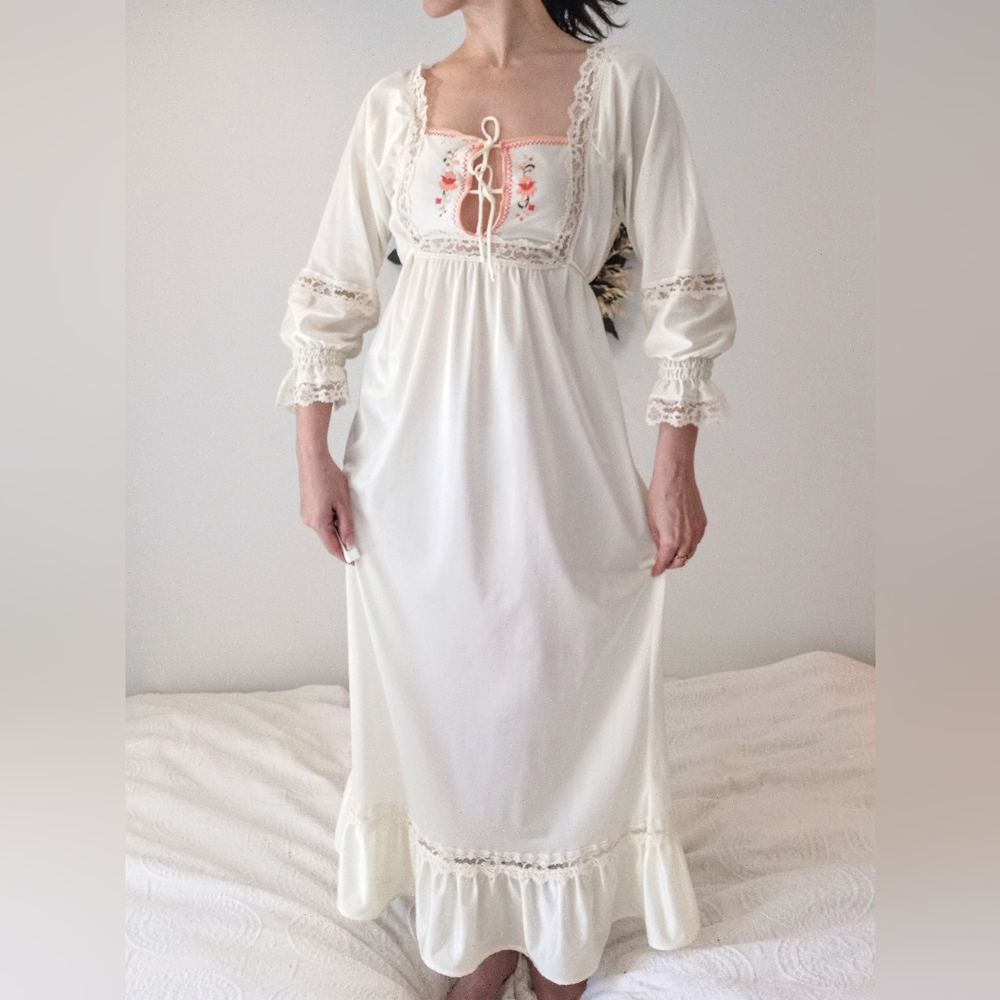 Medium Vintage embroidered boho nightgown, romantic full length lingerie